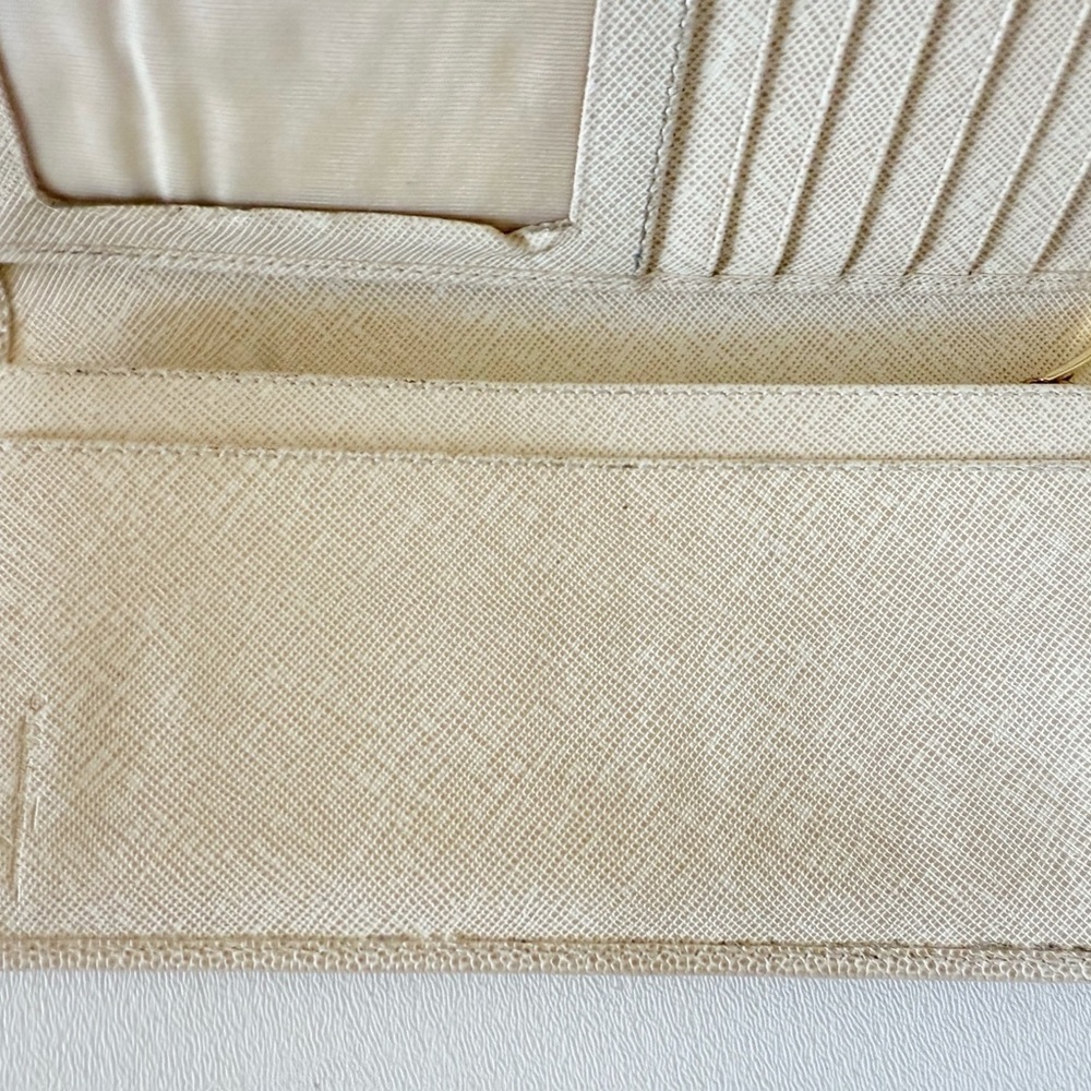 Salvatore Ferragamo Wallet Pebbled Leather Cream Casual Classic Chic Minimalist - Picture 6 of 12